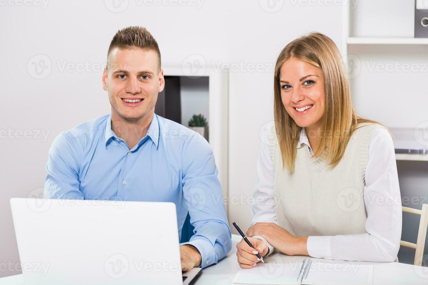 mujer de negocios y empresario sentado en oficina y trabajando juntos. foto