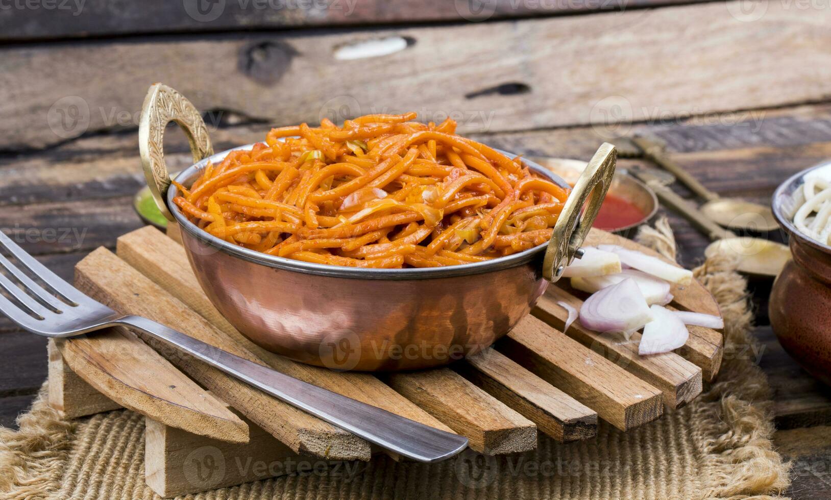 picante frito vegetal verduras perro chino mein en de madera mesa foto