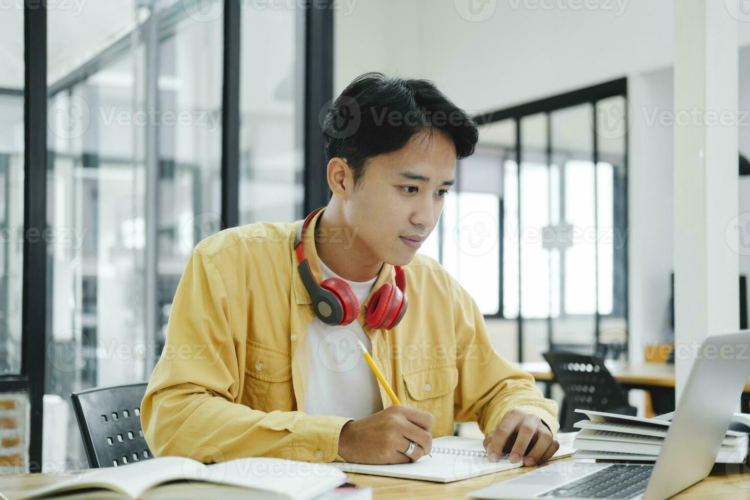 joven collage estudiante utilizando computadora y móvil dispositivo estudiando en línea. foto