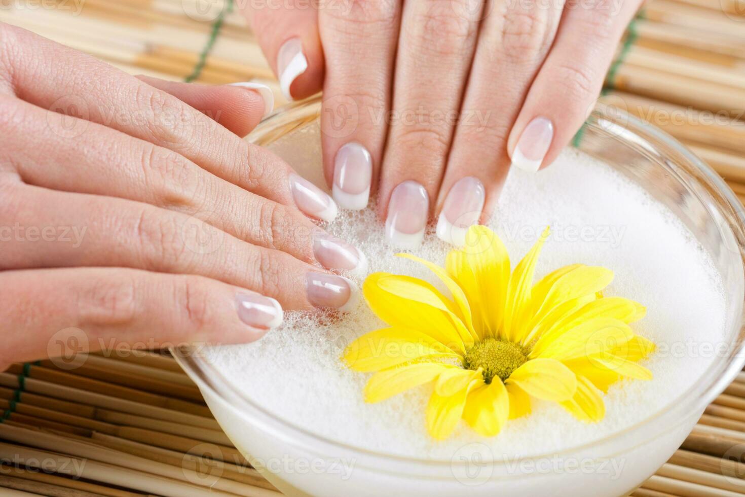 cuidado de uñas mujer foto