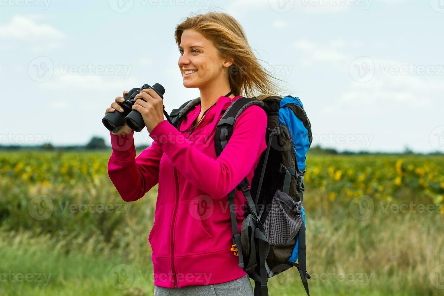 mujer caminante con prismáticos en naturaleza foto