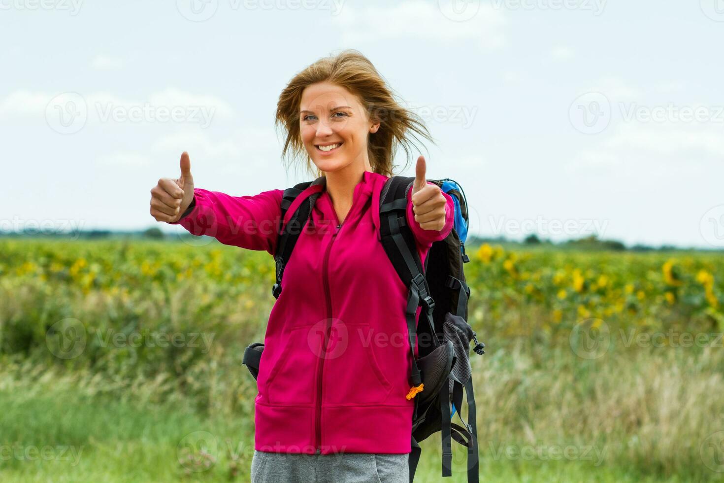 mujer caminante demostración pulgares arriba en el naturaleza foto