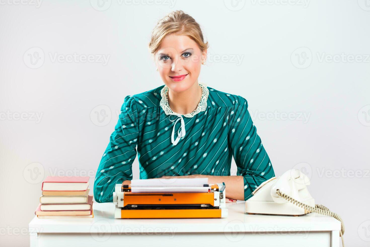 retrato de retro mujer de negocios trabajando foto