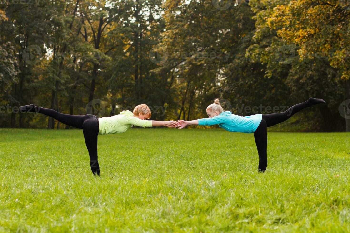 dos mujer haciendo yoga en naturaleza. foto