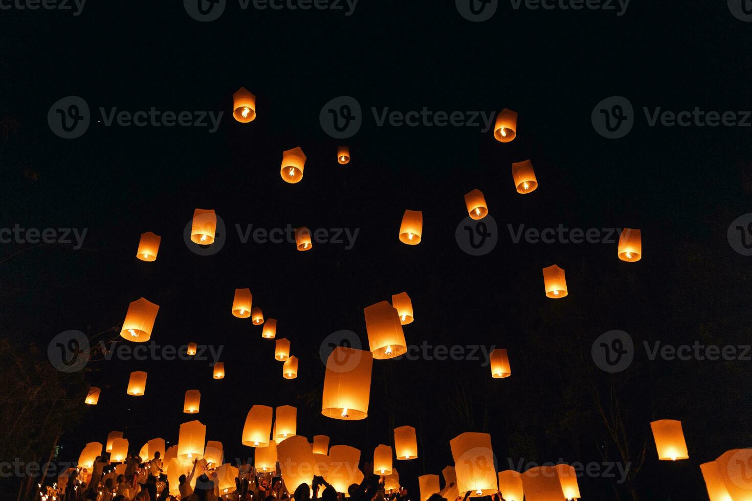 flotante linternas a yi peng festival en chiang mai foto