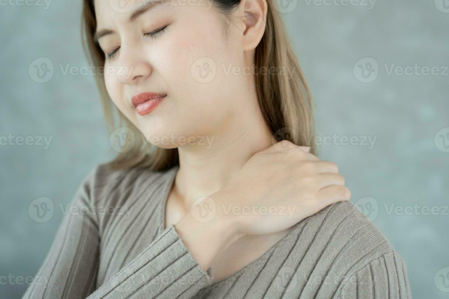 oficina síndromes, mujer masajear cuello dolor debido a trabajo y utilizando un computadora, digital compuesto de un enfocado espina de cuello dolor y hombro dolor síntomas , lesiones, salud cuidado, médico, miositis foto