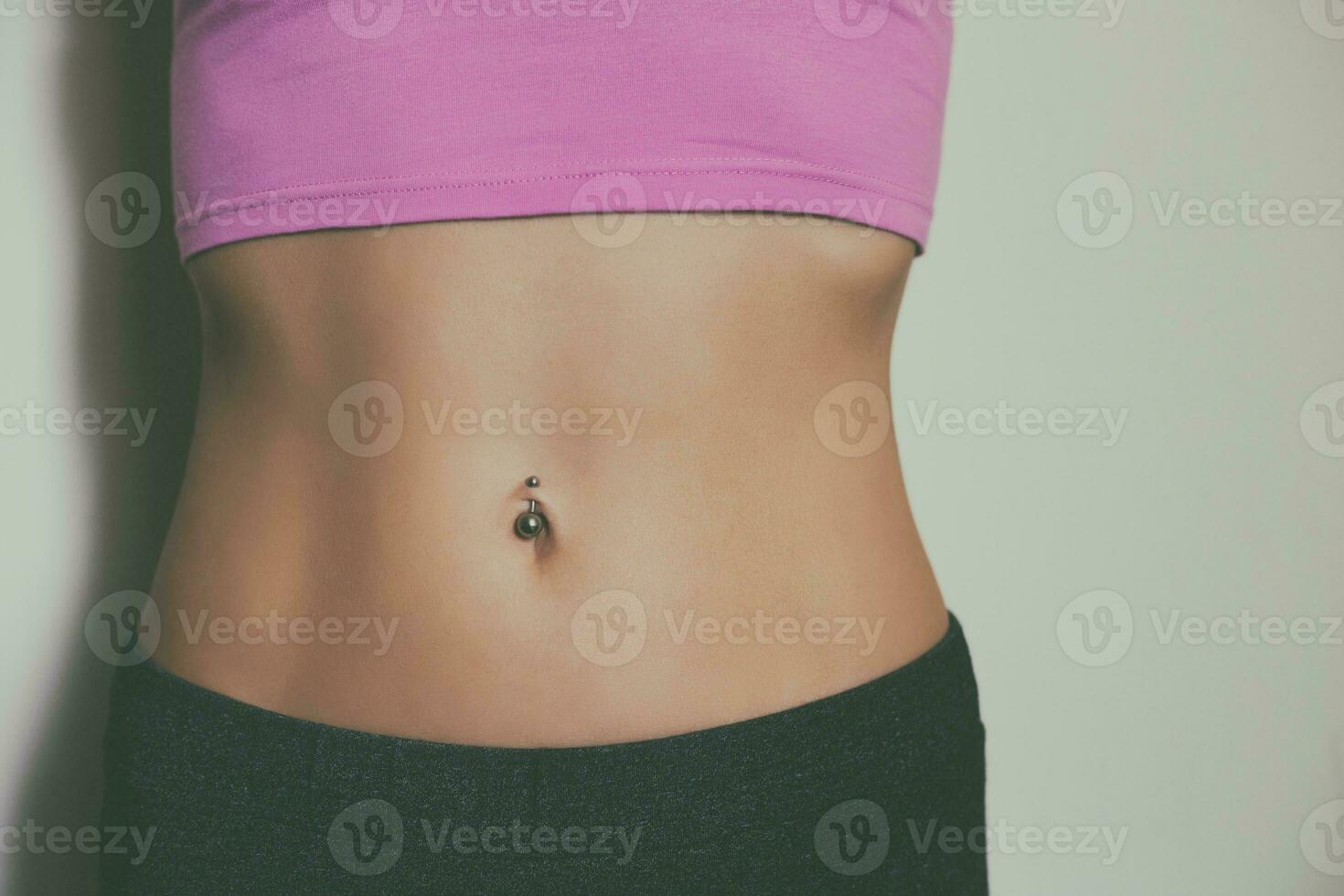 cerca arriba estómago de un deportivo mujer con abdominales .tonificado foto