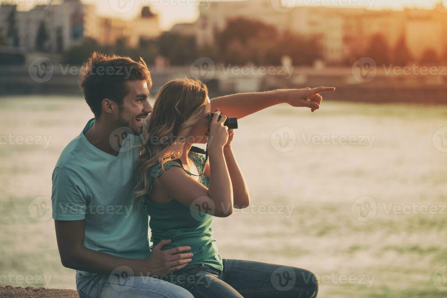 joven contento Pareja fotografiando juntos. foto