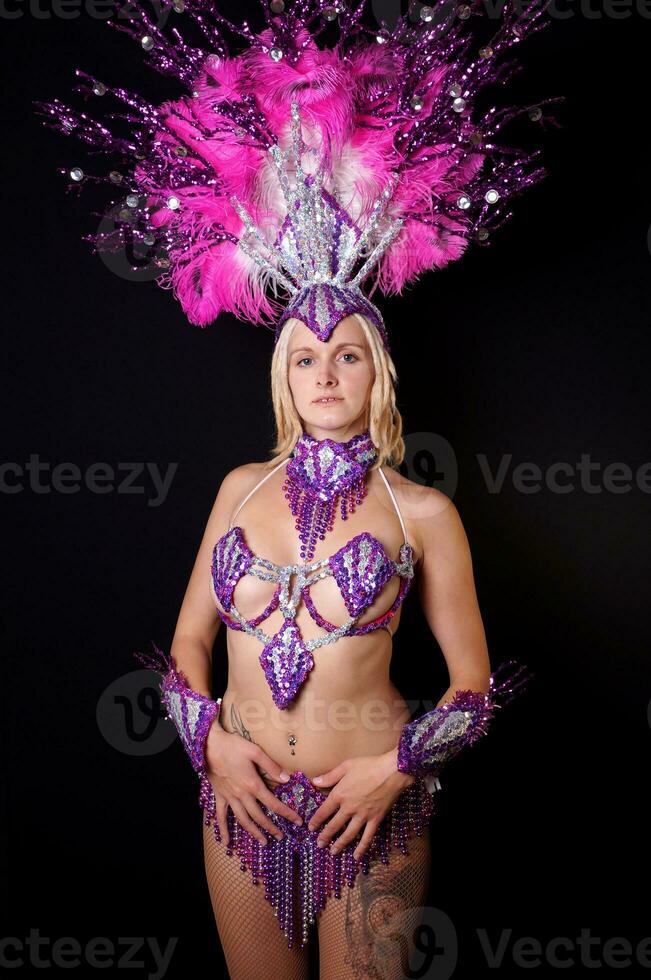 joven mujer vistiendo samba disfraz foto