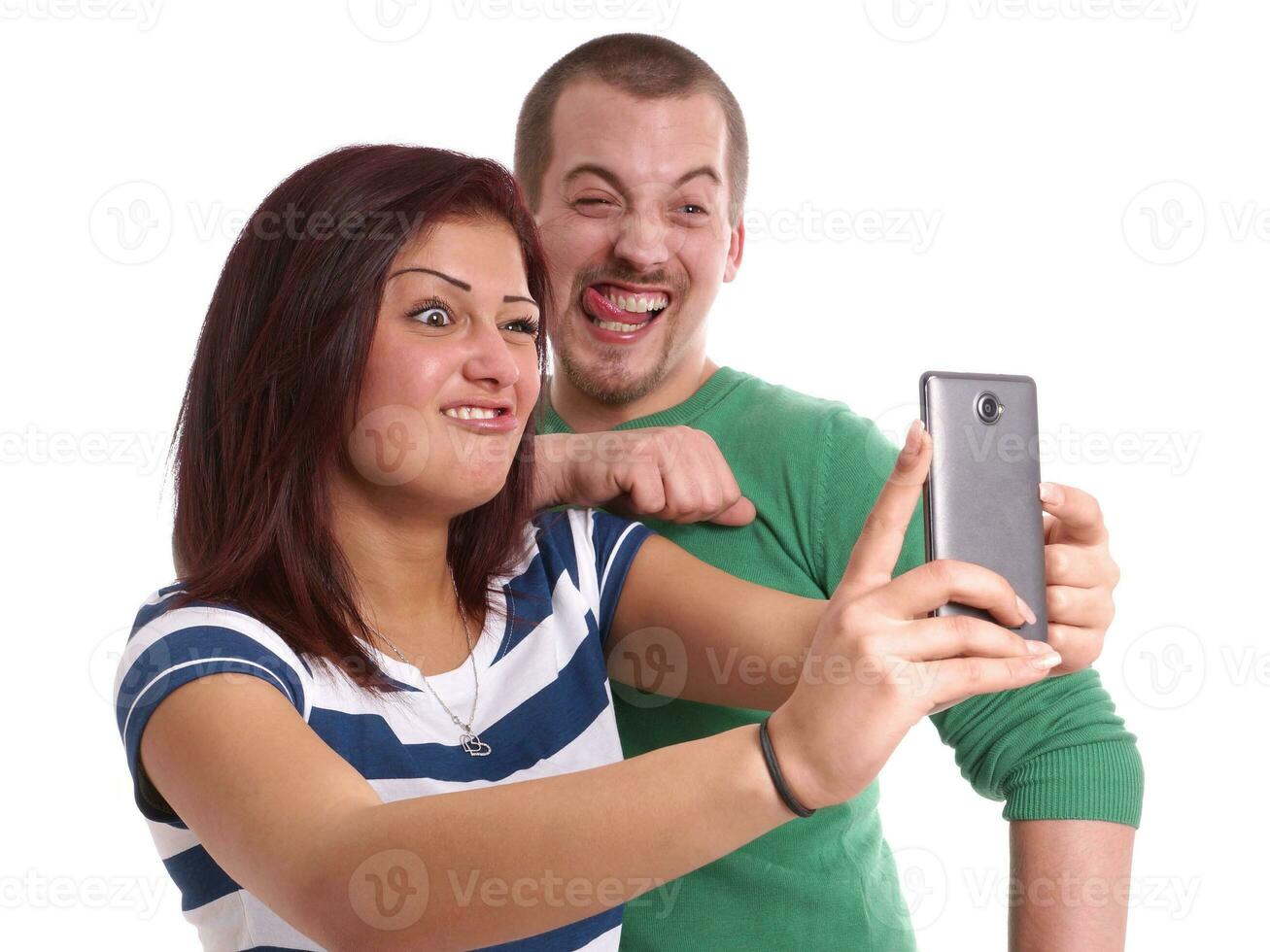 pareja joven tomando selfie foto