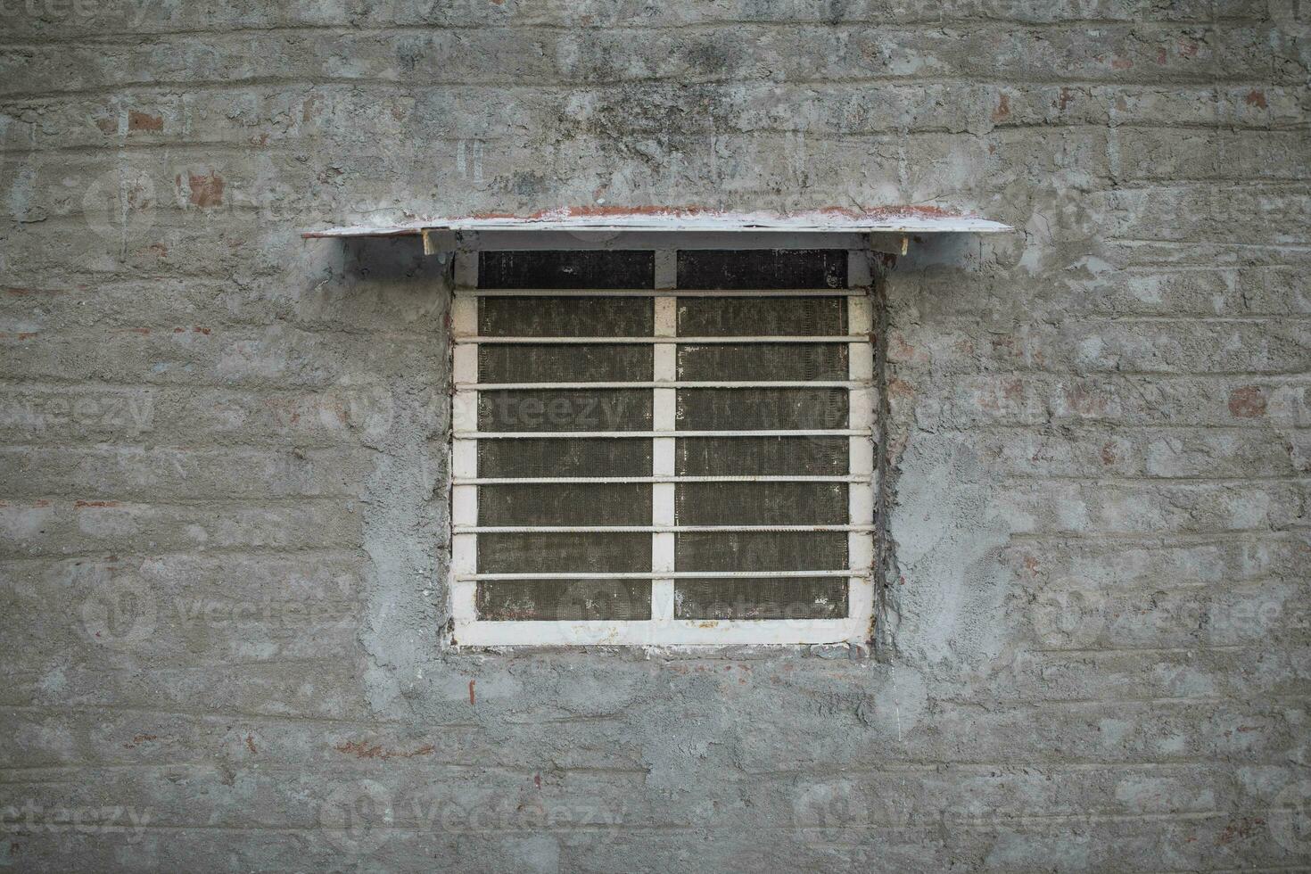 cerca arriba de ventana en ladrillo pared foto