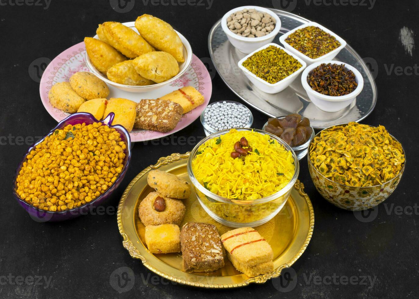 indio grupo de diwali y holi celebracion comida foto