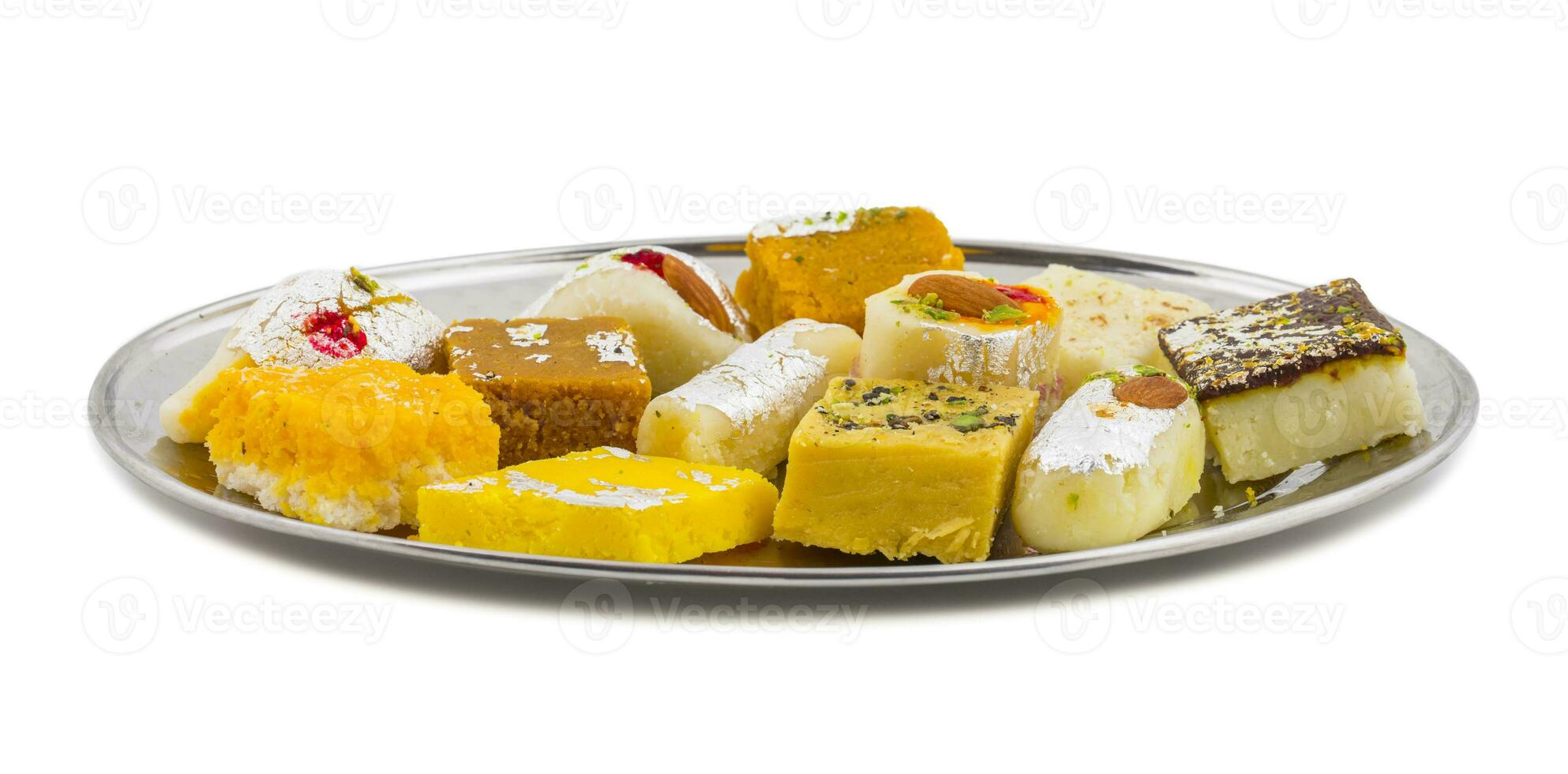 indio delicioso mezcla dulce comida o mezcla mithai en blanco antecedentes foto
