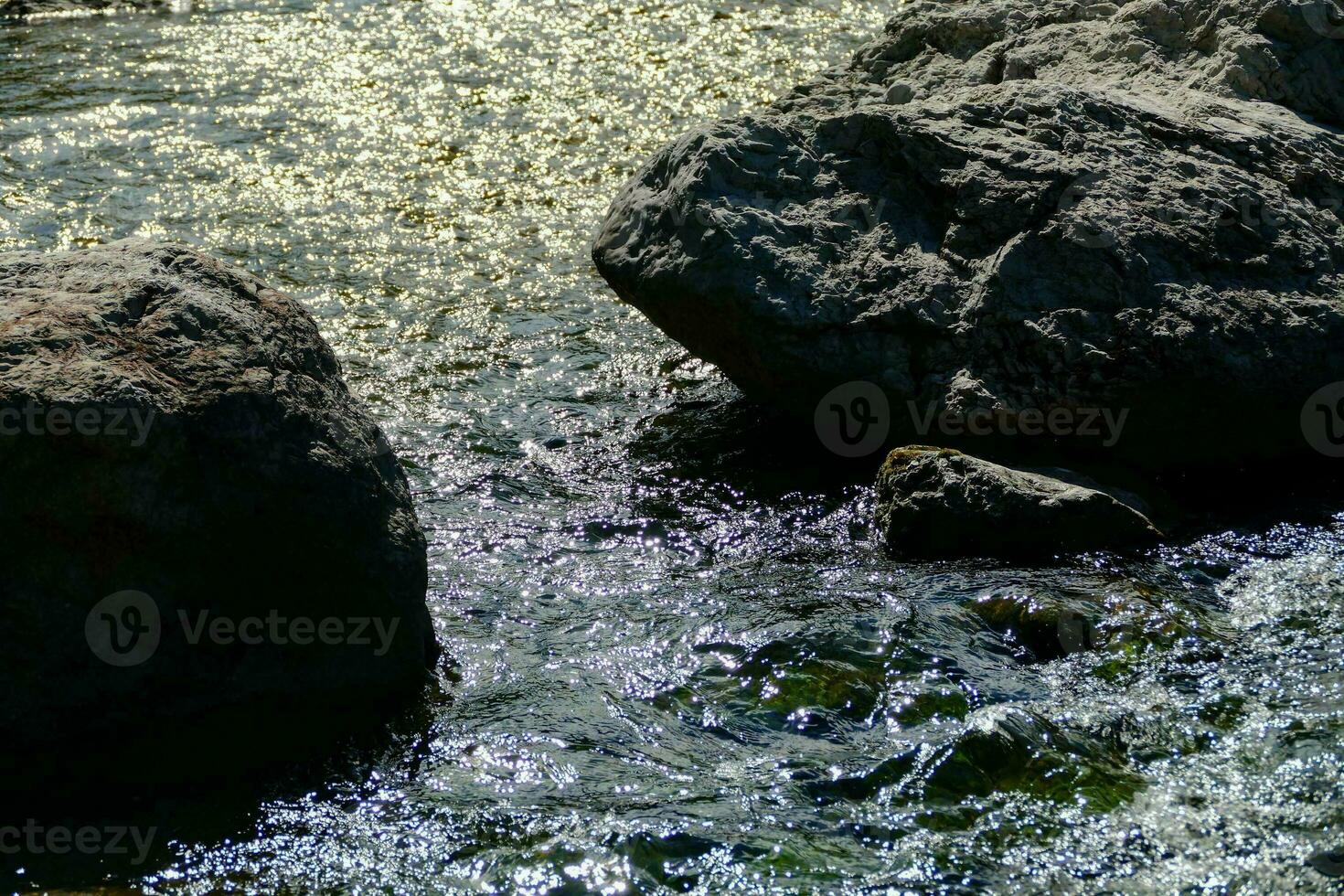 un río con rocas y agua fluido terminado ellos foto
