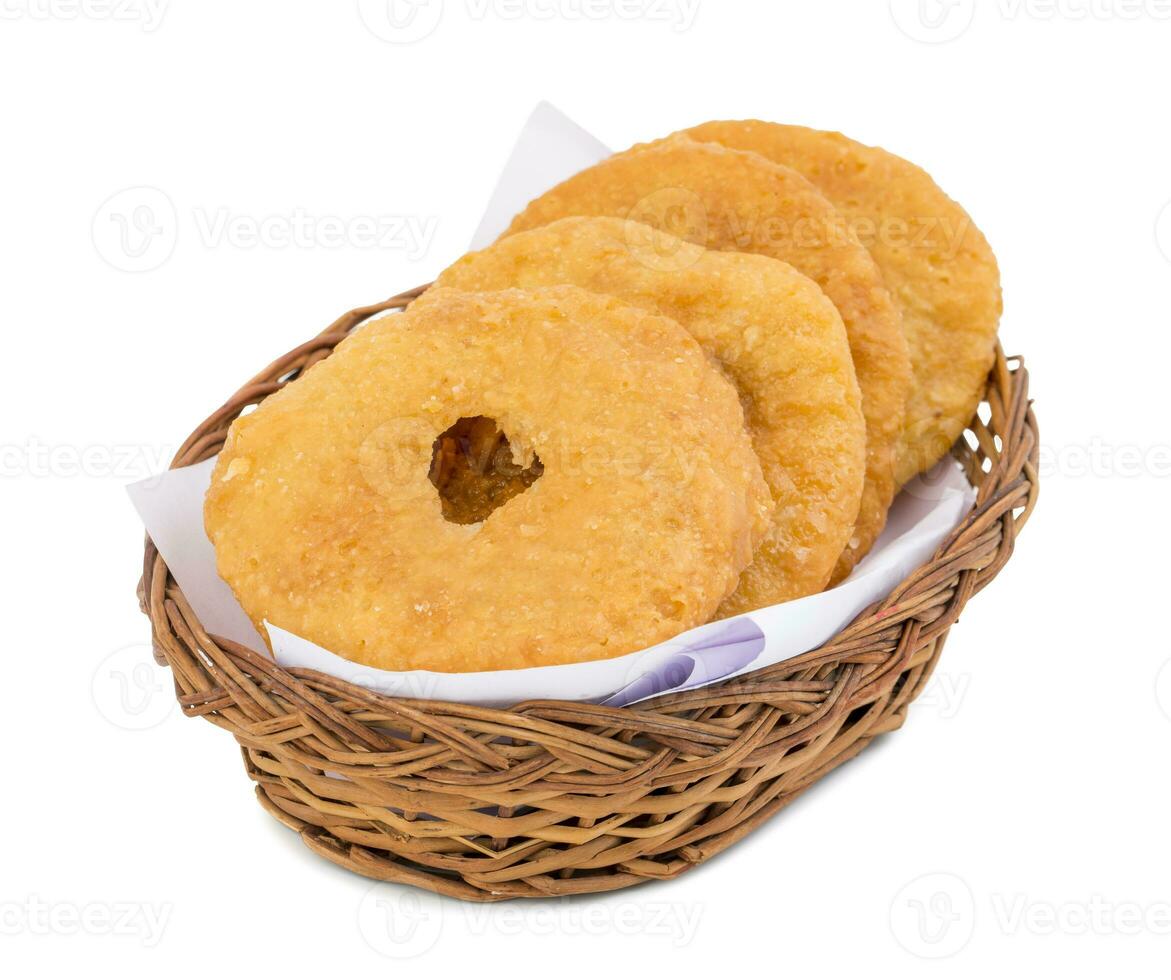 indio tradicional dulce kachori en blanco antecedentes foto