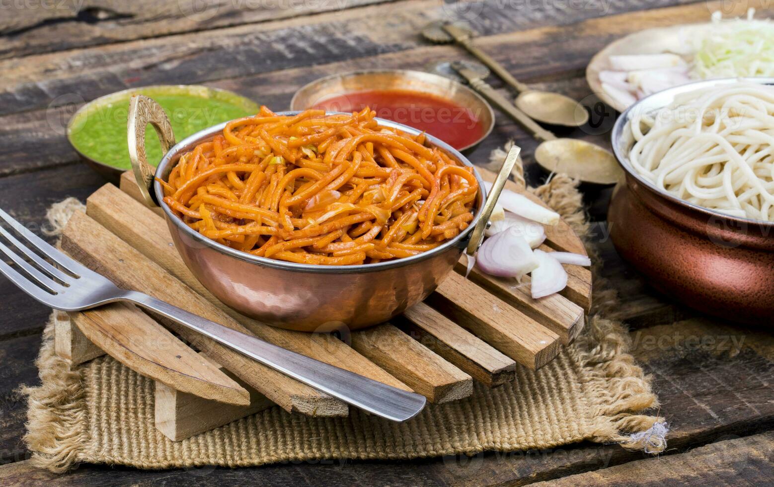 picante frito vegetal verduras perro chino mein en de madera mesa foto