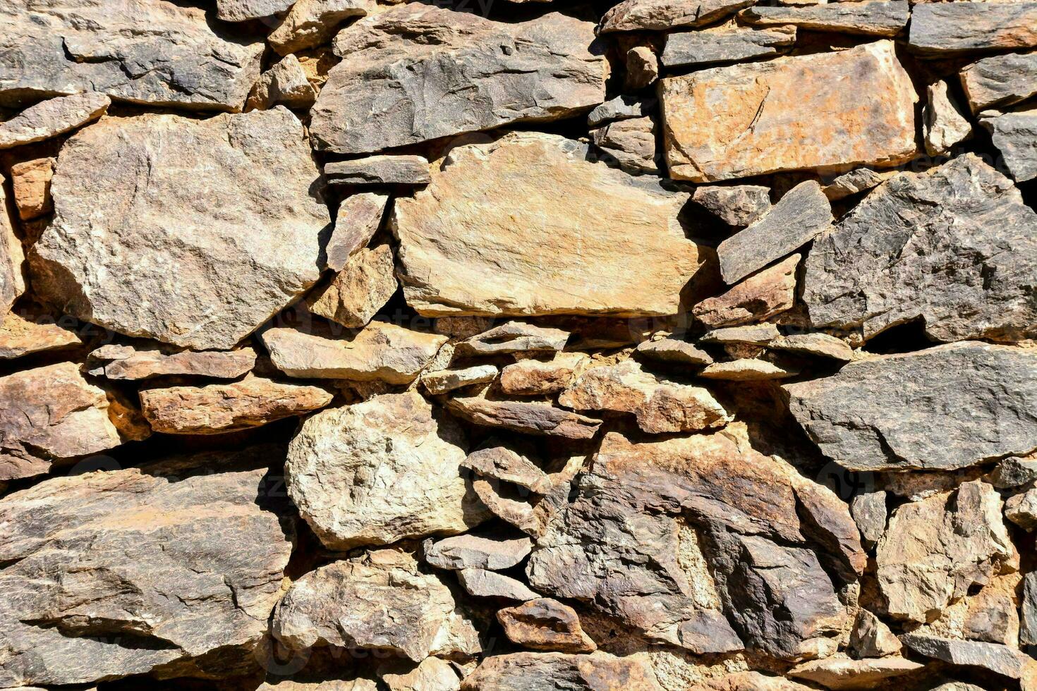 a wall made of rocks with different sizes photo