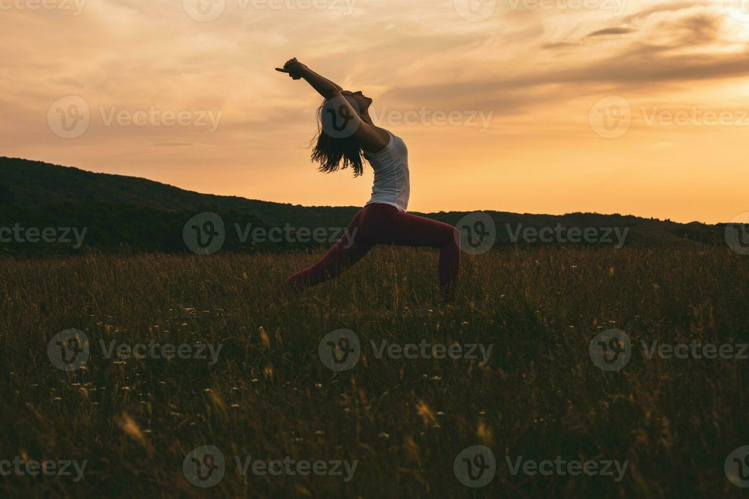 silueta de un mujer practicando yoga foto