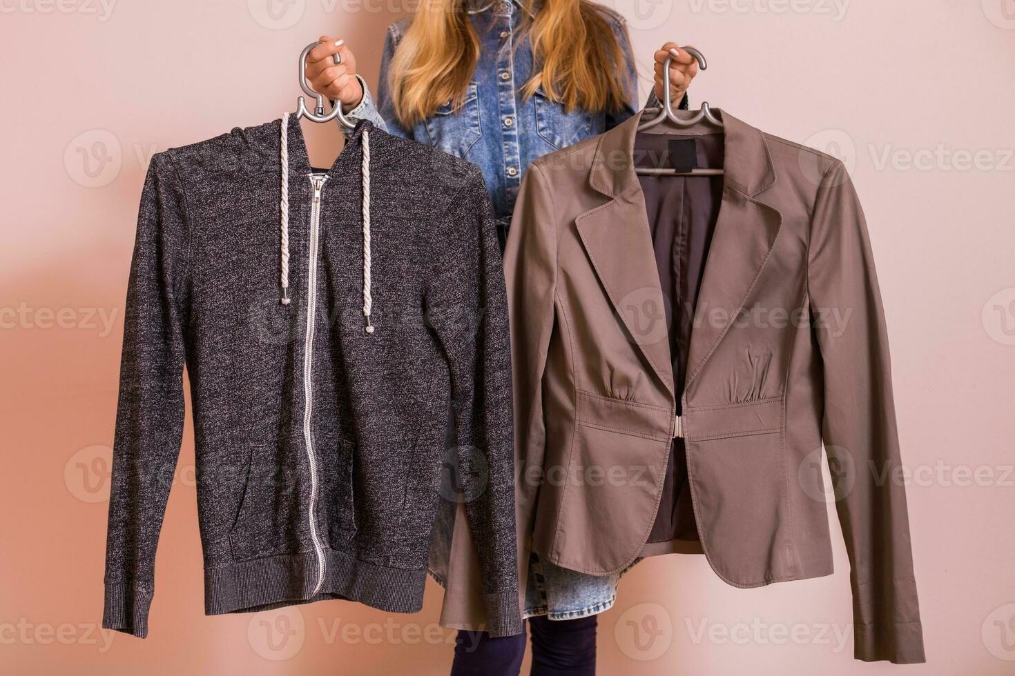 mujer participación camisa de entrenamiento y elegante chaqueta de sport mientras en pie en frente de pared. foto