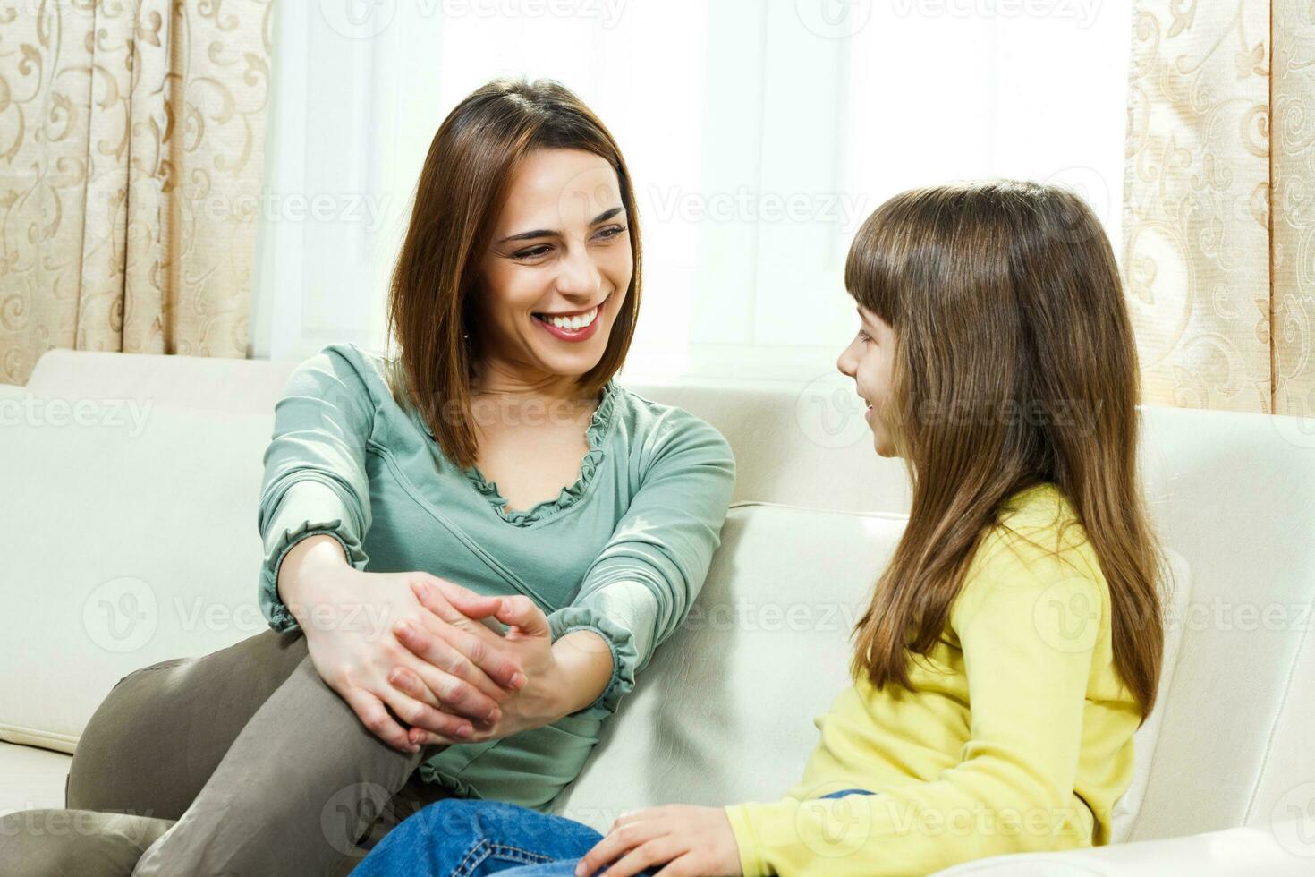 madre e hija pasando tiempo juntos en casa foto