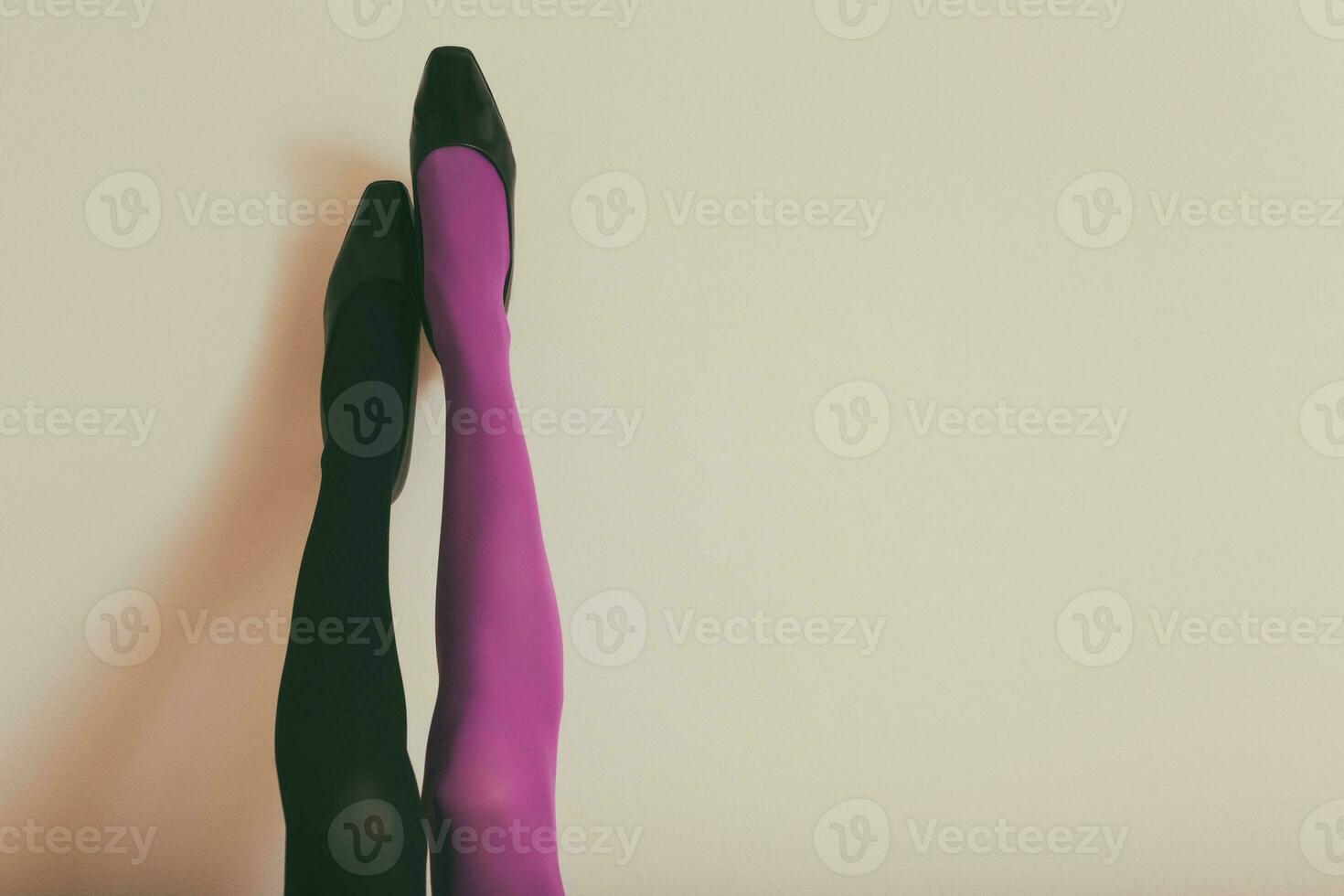 hermosa piernas de un mujer en en diferente color medias y alto tacones arriba en frente de pared.tonificada foto