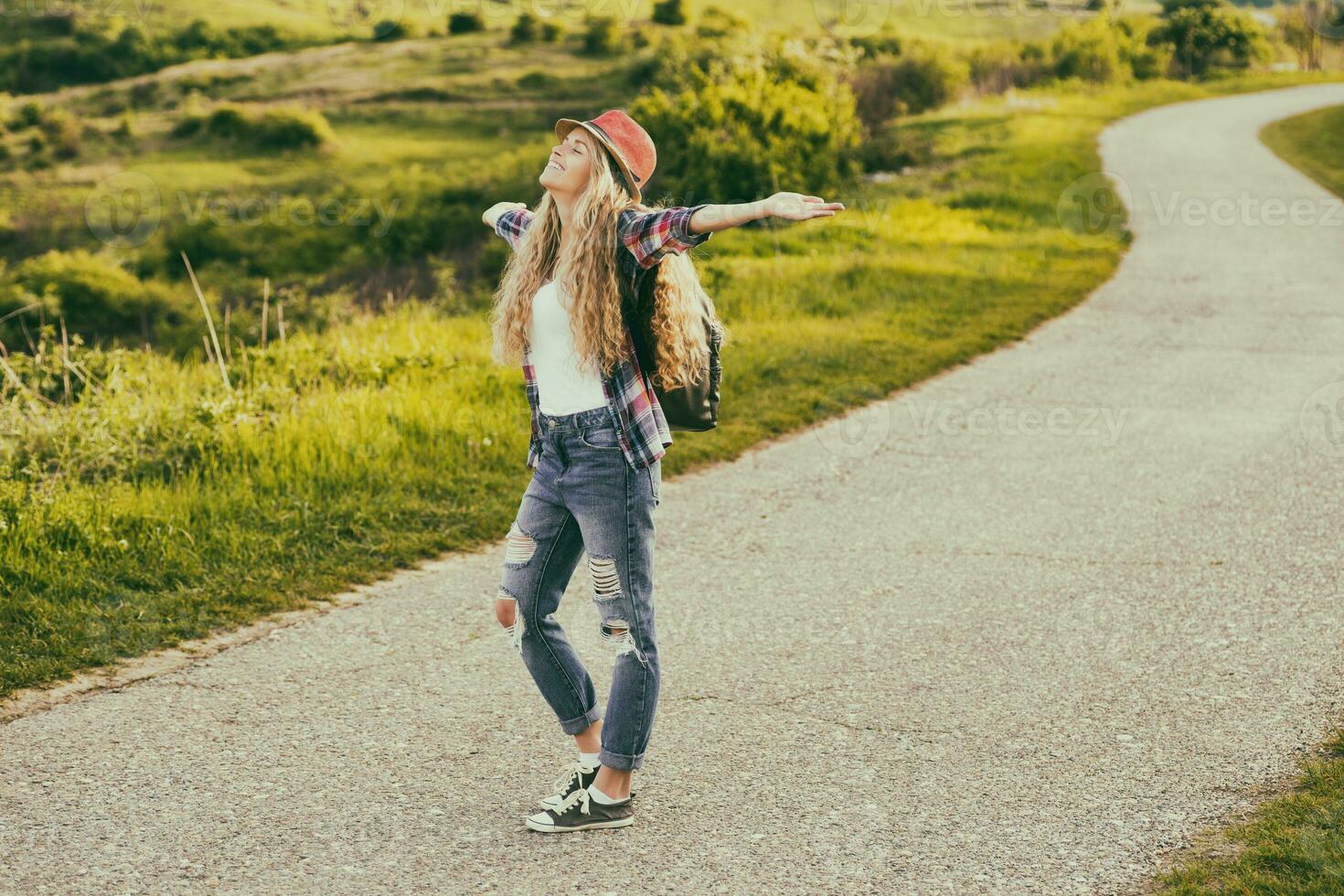 hermosa joven mujer disfruta caminando a el país carretera.tonificada imagen. foto