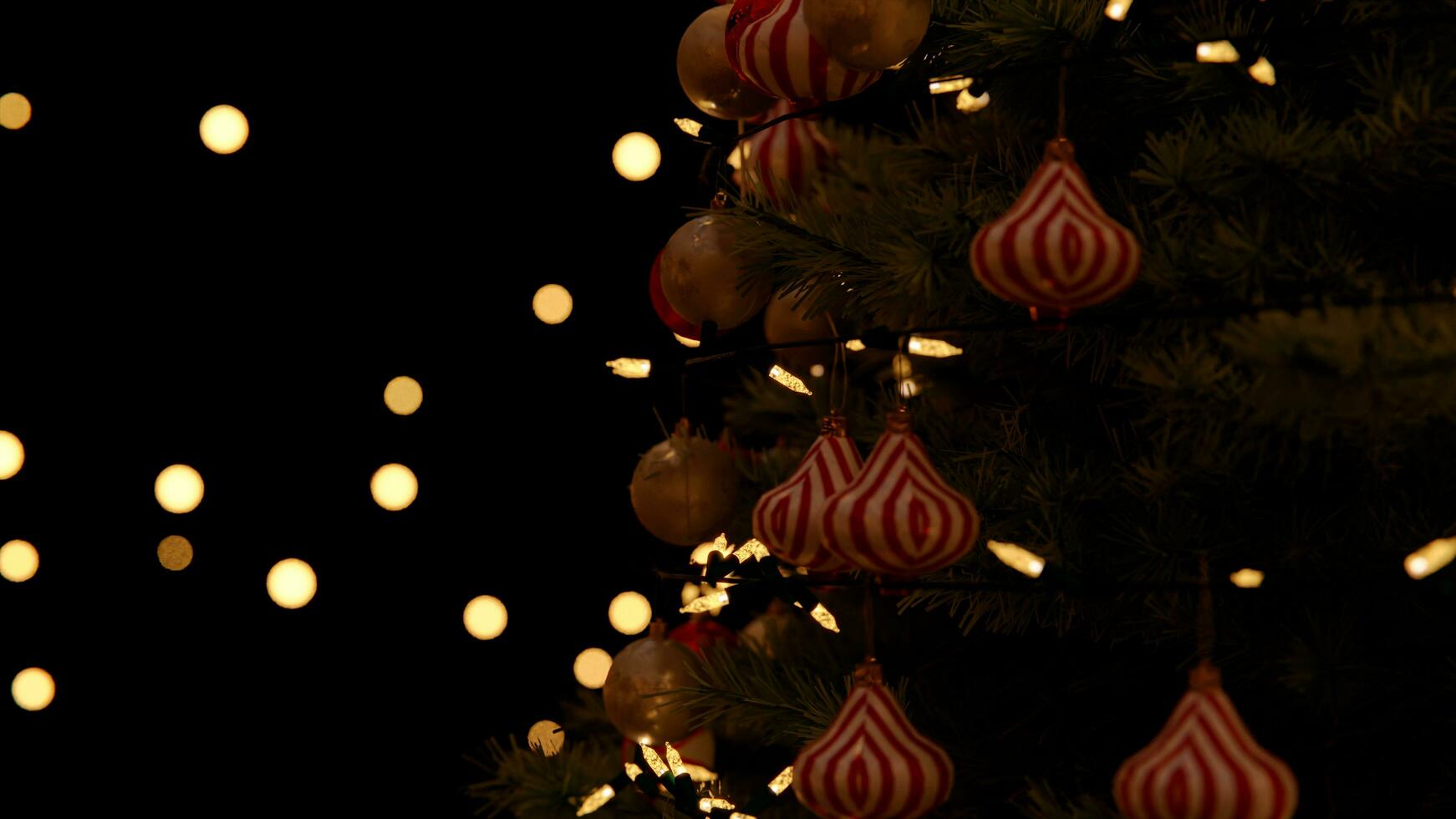 3d obra de arte ,Navidad árbol decoración con luz, vaso pelota y rojo adornos en antecedentes bokeh de lado parpadeando ligero bombillas guirnaldas para familia invierno día festivo. 8k resolución foto