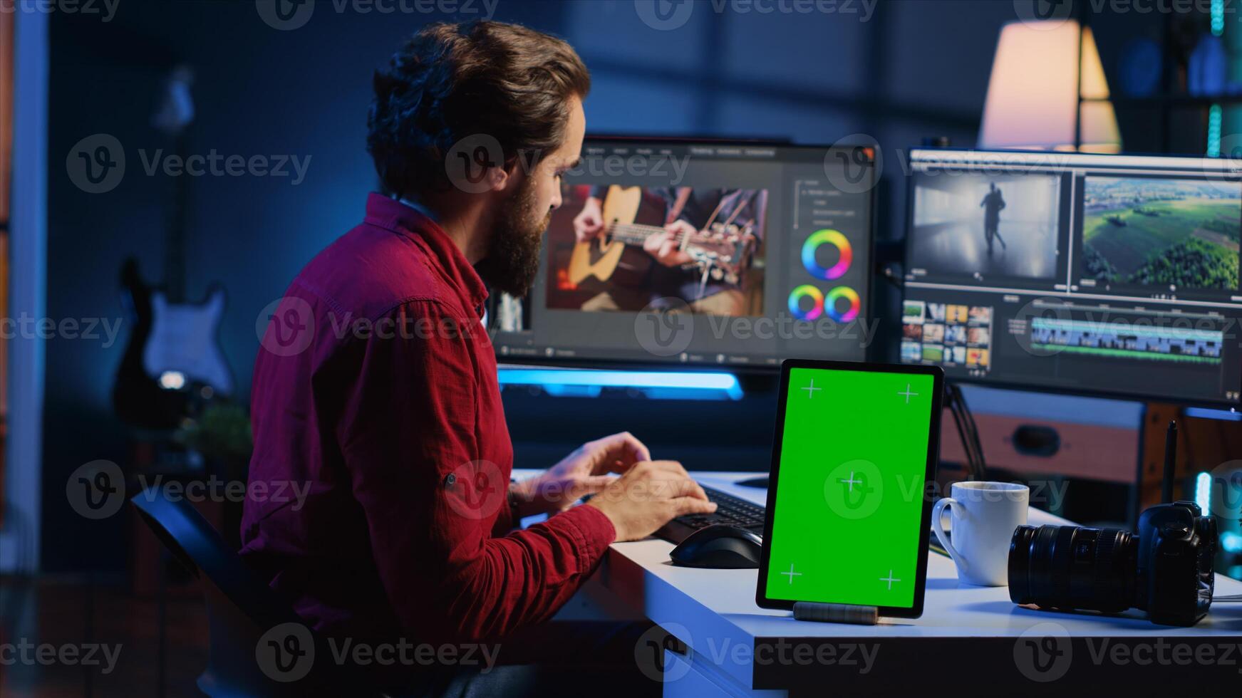 vídeo editor agrega sonido efectos a filmado imágenes, trabajando en enviar producción estudio con verde pantalla tableta. camarógrafo utilizando auriculares a prueba y mejorar audio calidad siguiente a Bosquejo dispositivo foto