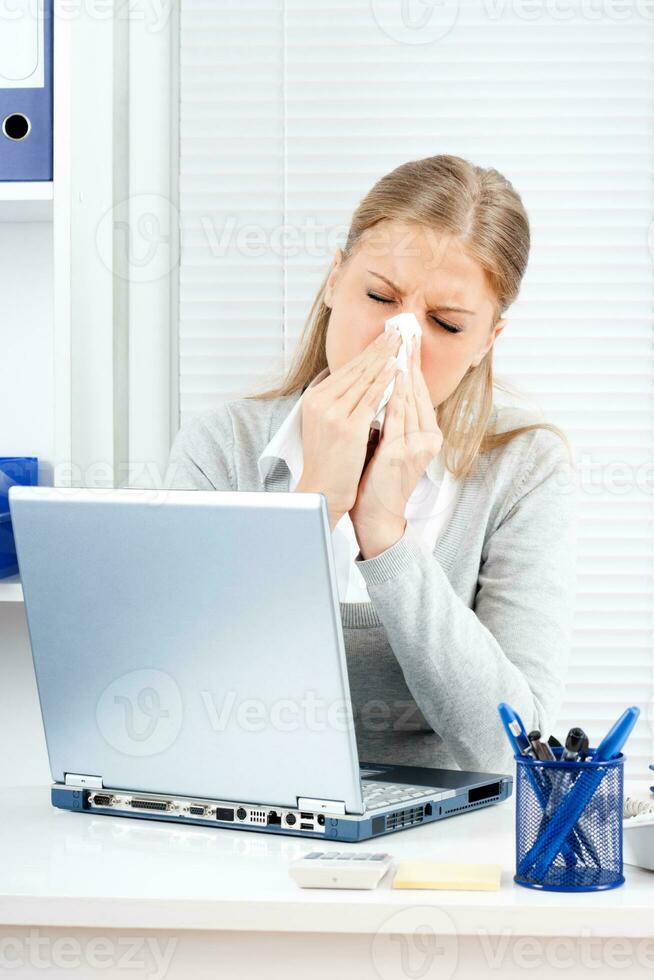 mujer de negocios teniendo gripe foto