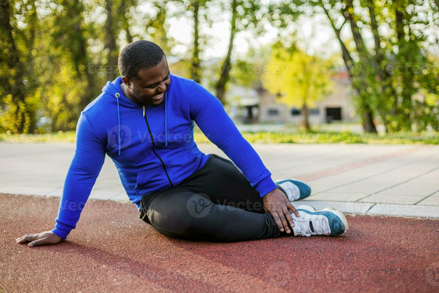 hombre tiene tiene deporte lesión desde haciendo ejercicio foto