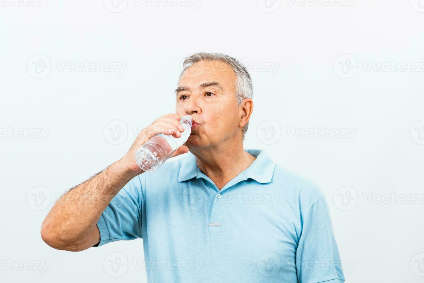 mayor hombre Bebiendo agua foto
