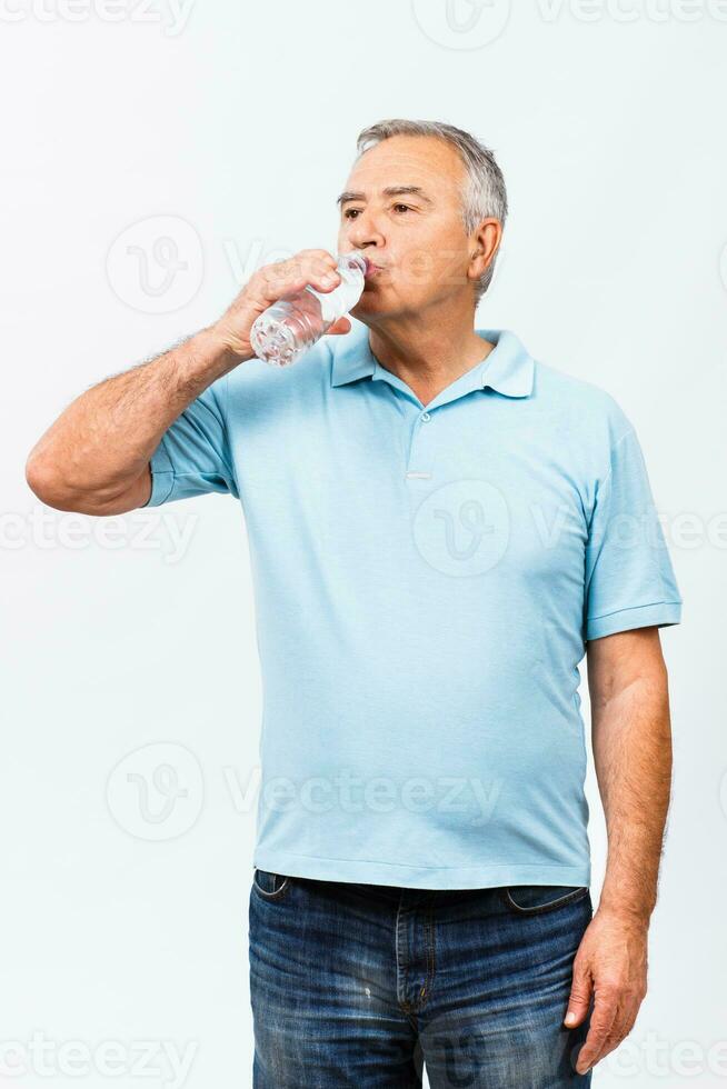 mayor hombre Bebiendo agua foto