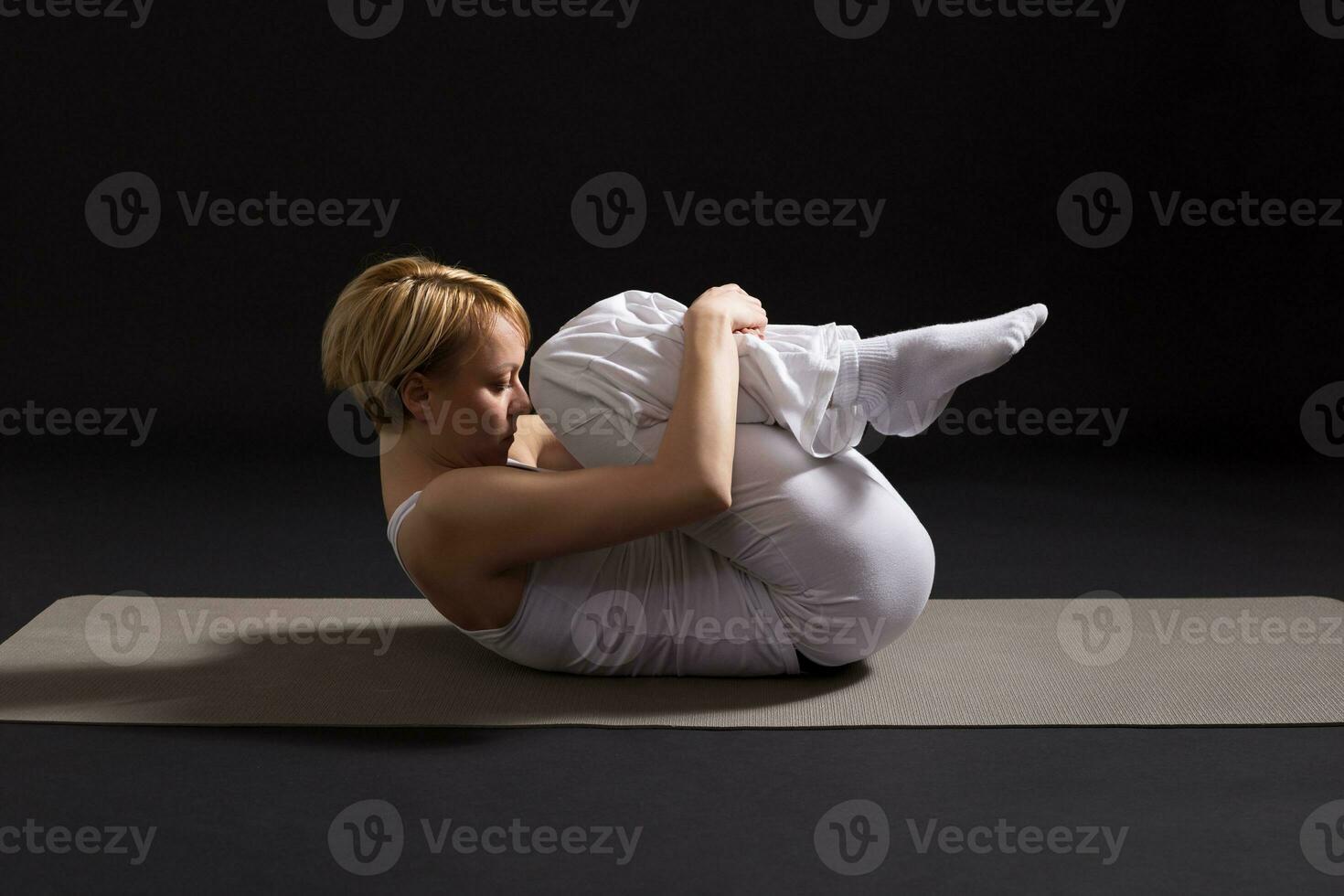 mujer hacer ejercicio yoga interior en negro fondo, foto