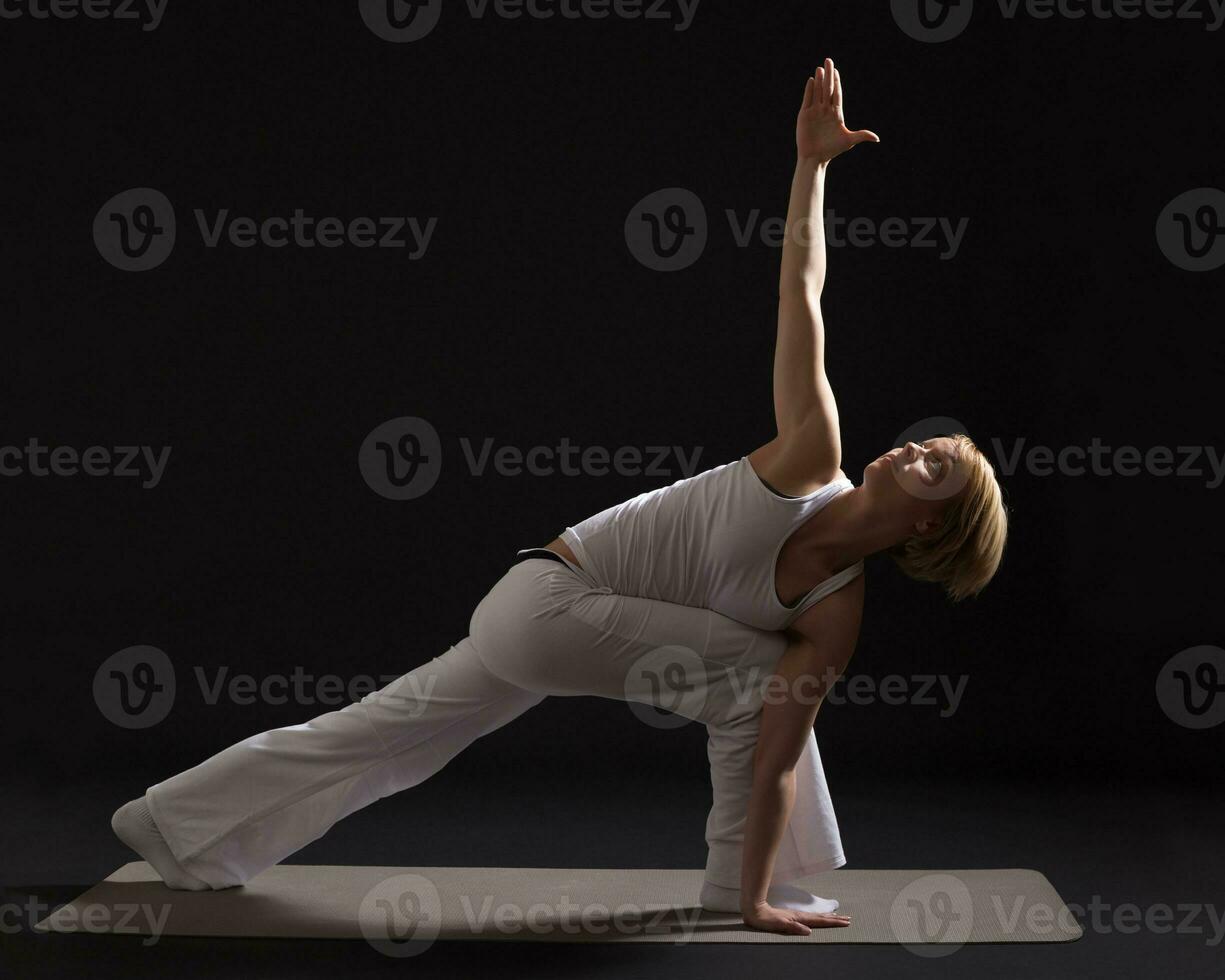 mujer hacer ejercicio yoga interior en negro fondo, foto