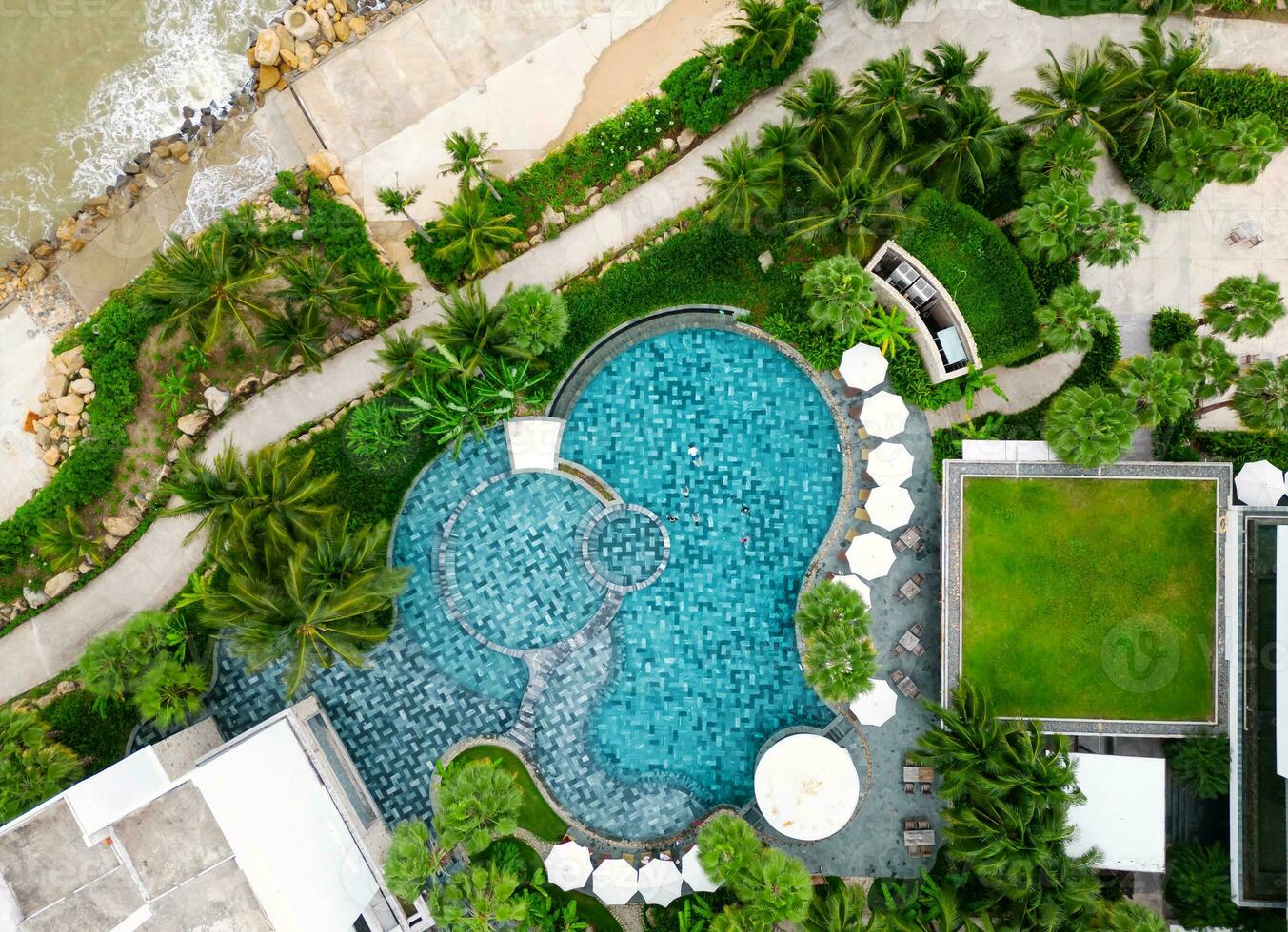 zumbido ver lujo complejo. nadando piscina aéreo disparo. foto