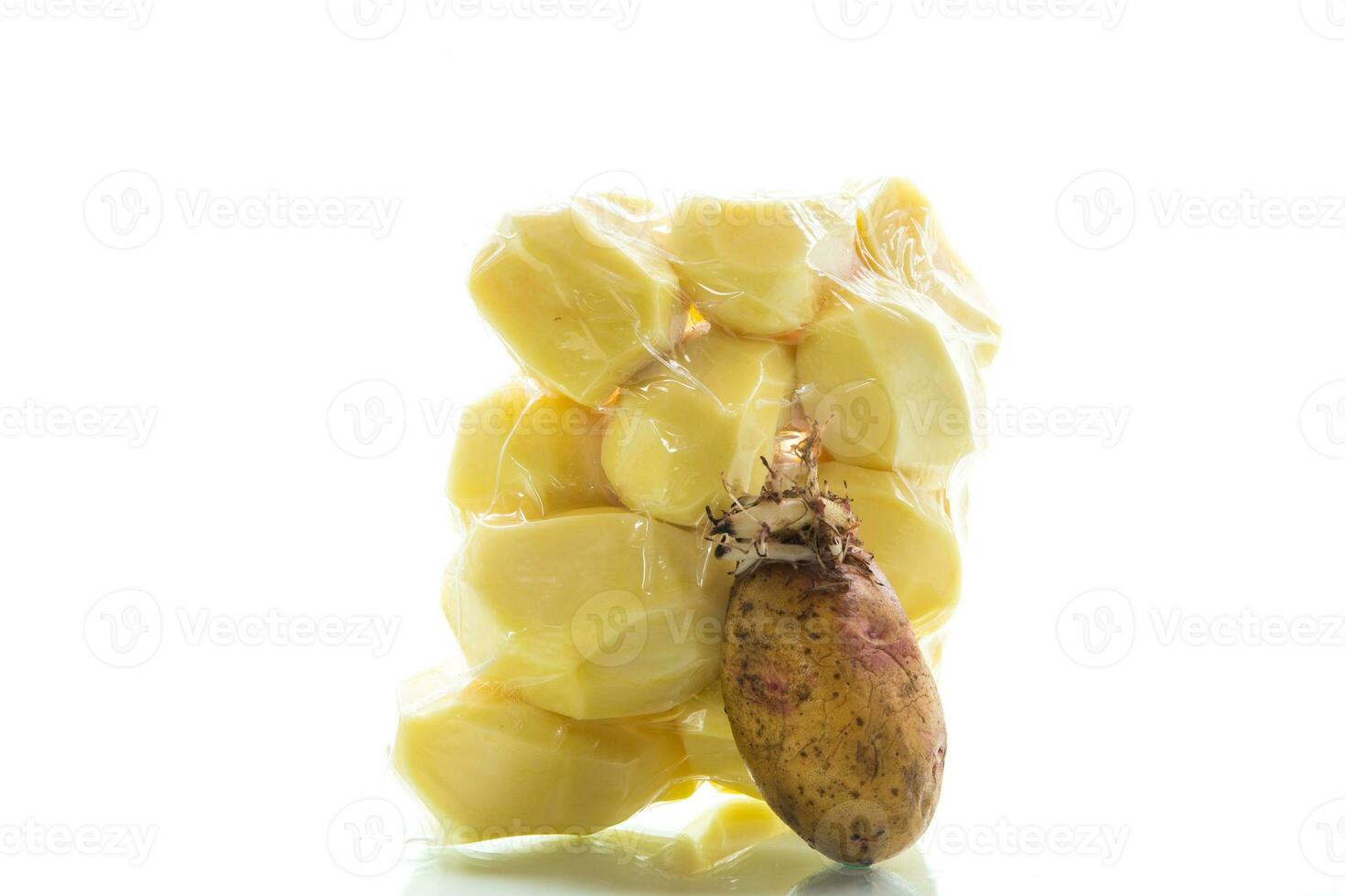 pelado patatas cerrado en un vacío bolso y antiguo brotado patatas foto