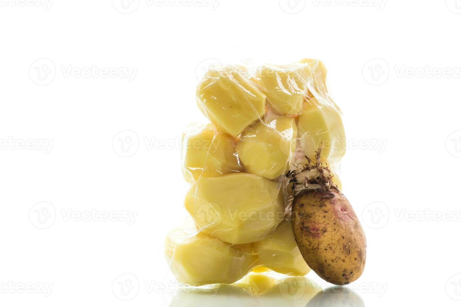 pelado patatas cerrado en un vacío bolso y antiguo brotado patatas foto