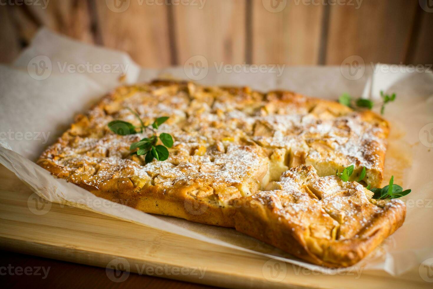 preparado Cuajada sémola tarta con membrillo dentro y cubierto con en polvo azúcar . foto