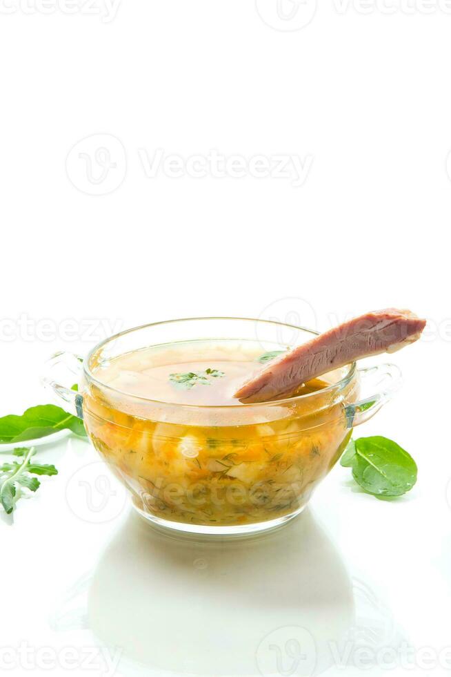 cocido ahumado guisante sopa con costillas en un plato foto