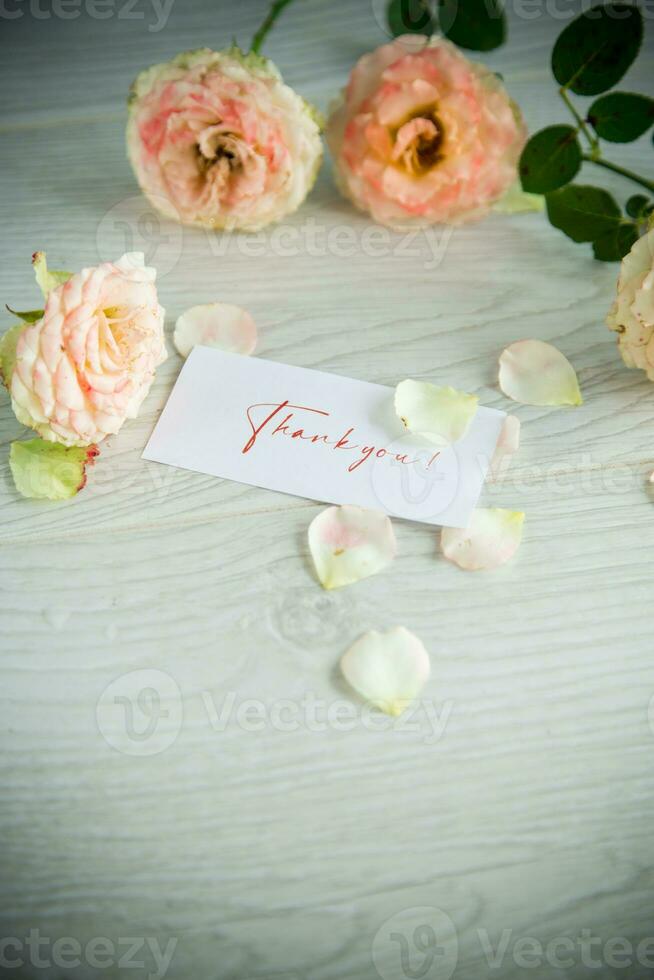ramo de flores de hermosa naranja rosas en mesa foto