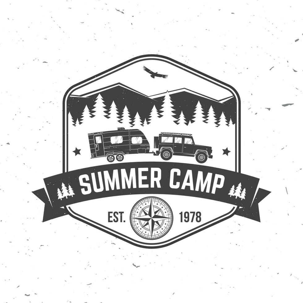 verano acampar. vector. concepto para camisa o logo, imprimir, sello o tee. Clásico tipografía diseño con camper remolque, bosque y montaña silueta. vector