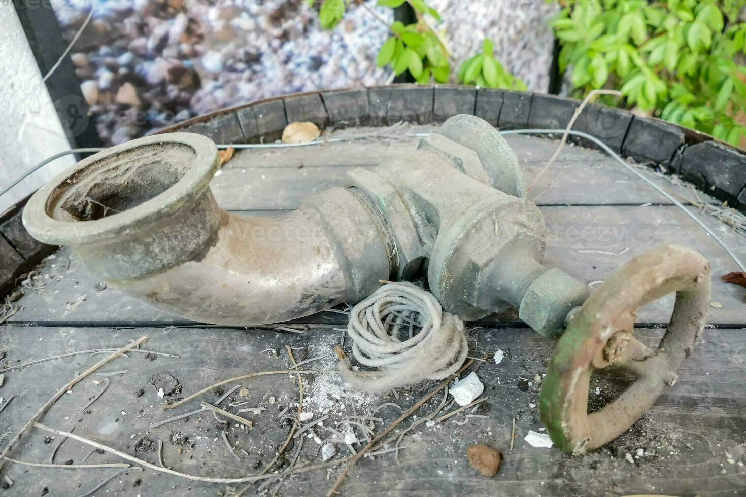 un antiguo oxidado agua válvula en un de madera mesa foto