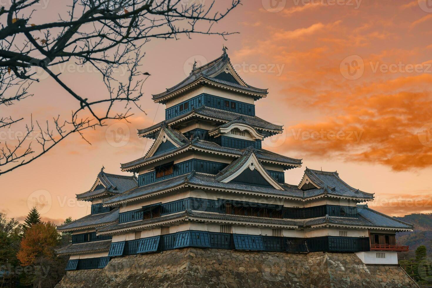 matsumoto castillo o cuervo castillo en otoño, es uno de japonés primer ministro histórico castillos en oriental honshu. punto de referencia y popular para turistas atracción en matsumoto ciudad, nagano prefectura, Japón foto