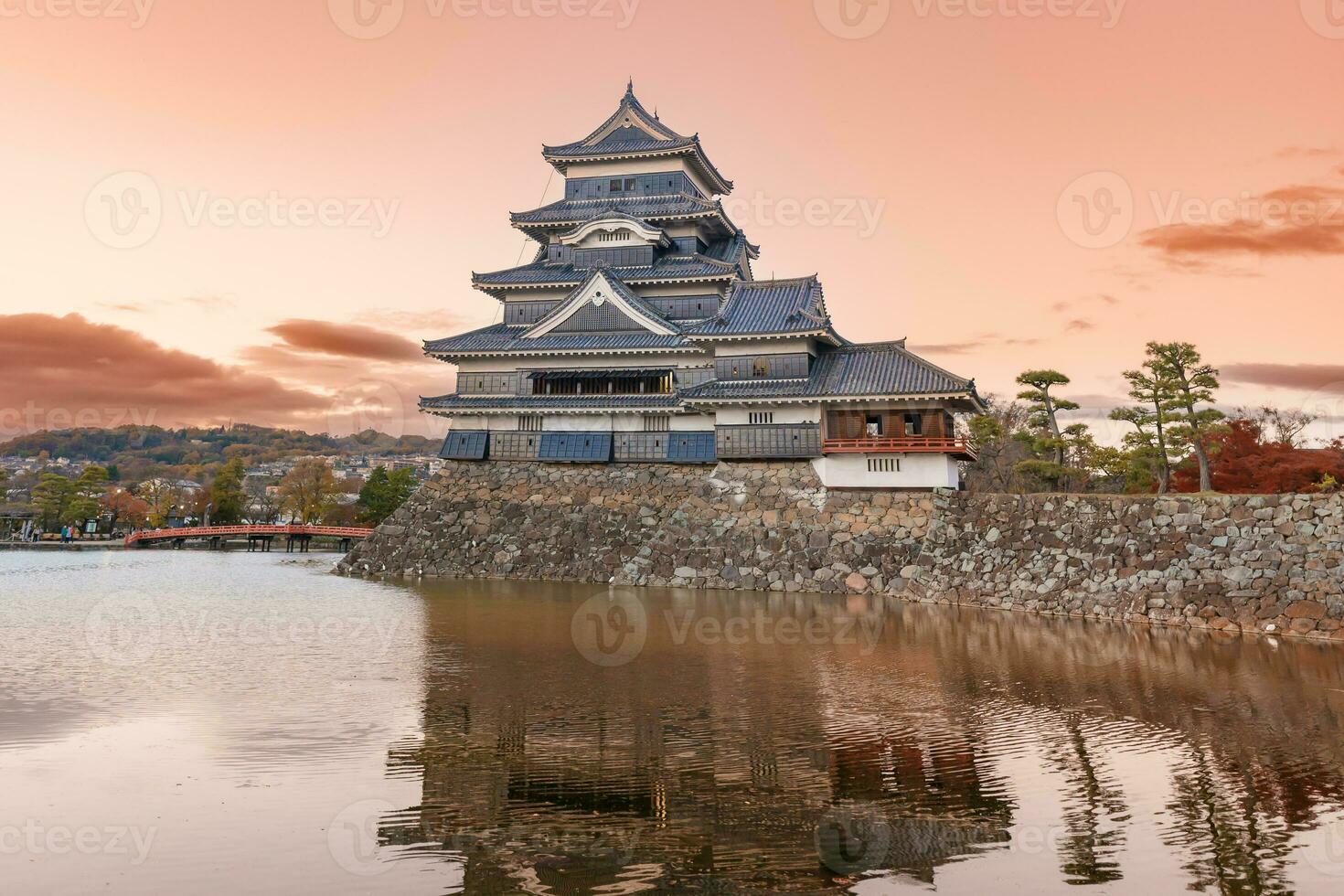 matsumoto castillo o cuervo castillo en otoño, es uno de japonés primer ministro histórico castillos en oriental honshu. punto de referencia y popular para turistas atracción en matsumoto ciudad, nagano prefectura, Japón foto