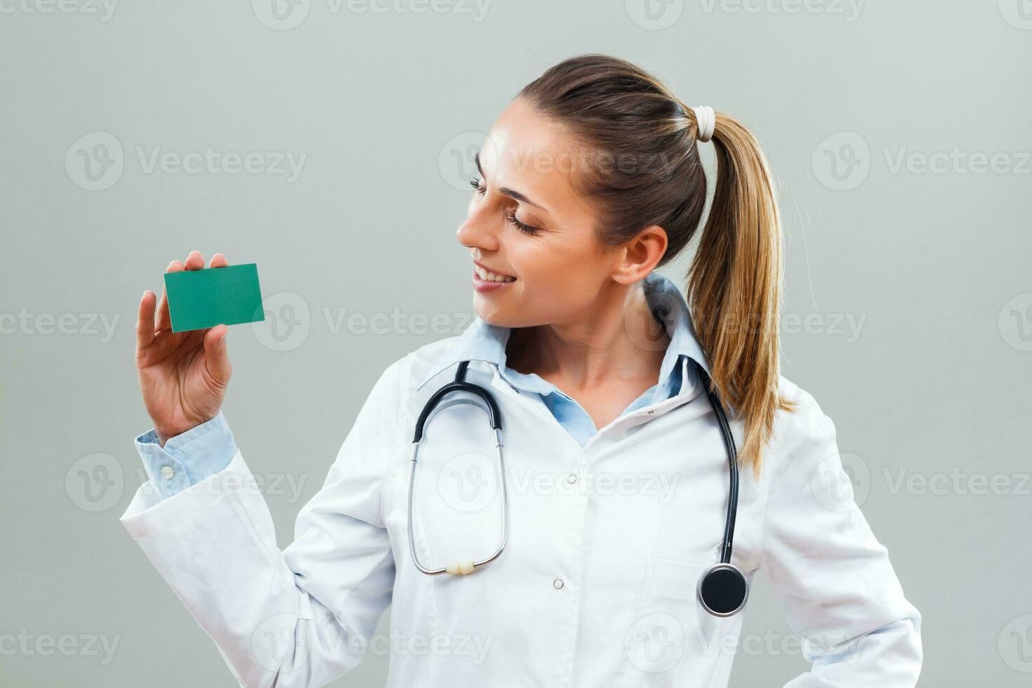 retrato de hermosa hembra médico participación negocio tarjeta. foto