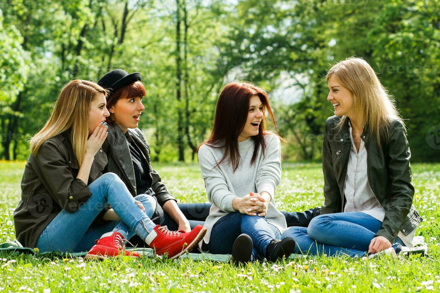 amigos hablando en el parque foto