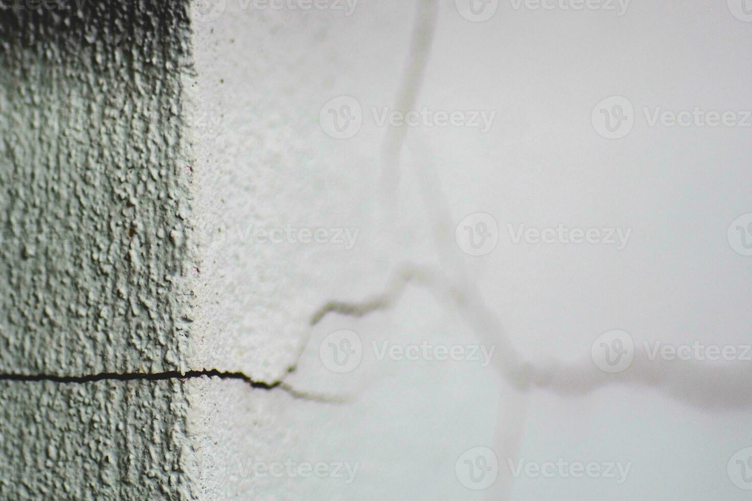 Cement pillars that have cracks due to poor construction photo