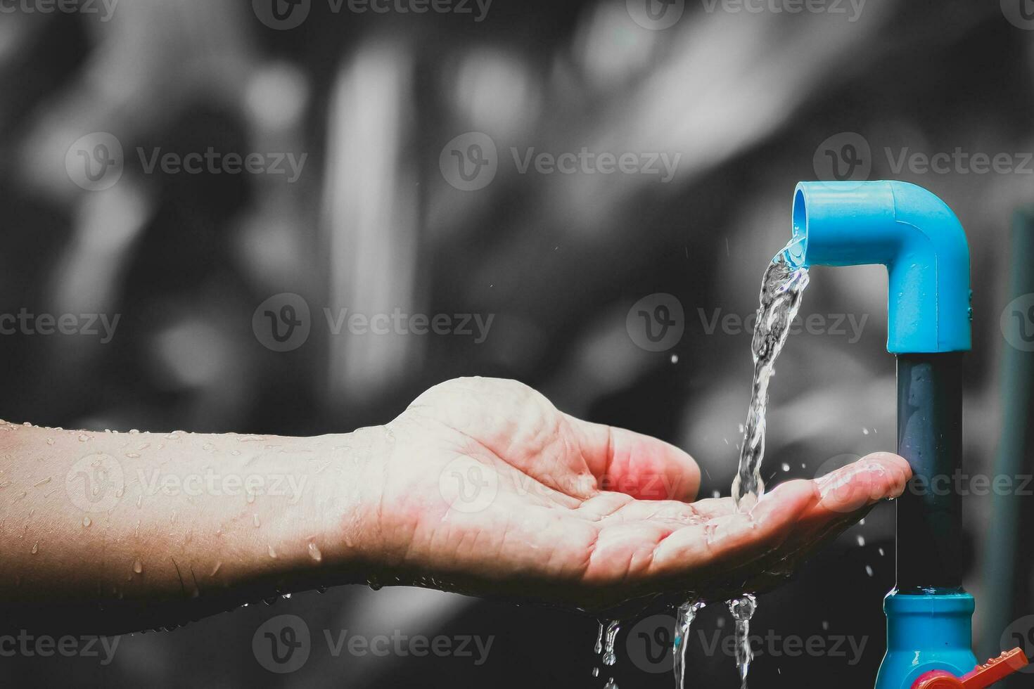 concepto de agua escasez, agua crisis, sequía, global calentamiento efecto. agua tubería con pequeño agua fluir foto