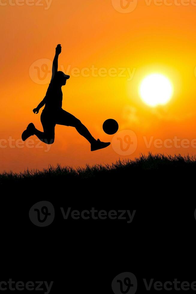 retrato silueta de un hombre teniendo divertido jugando fútbol. foto