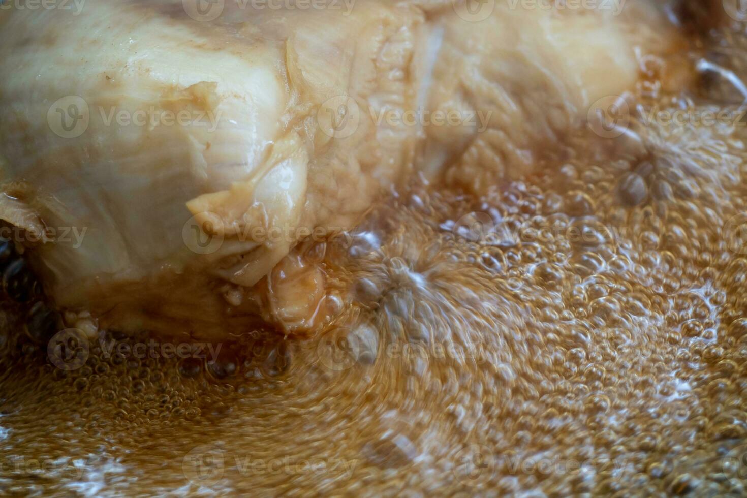 gaseoso Cocinando petróleo mientras fritura pollo foto